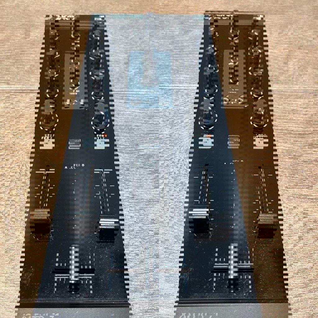 DJ-контроллер Native Instruments Traktor Kontrol Z1