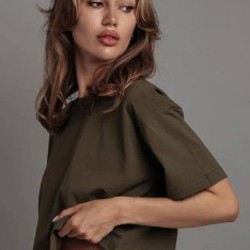 Укороченная футболка хаки - фото 2