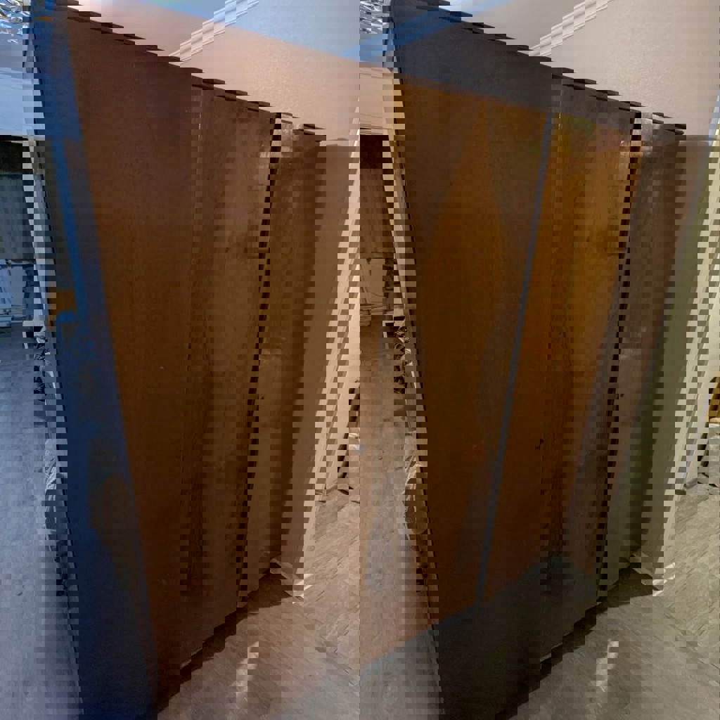 Деревянный шкаф