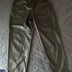 Черные брюки из искусственной кожи - фото 3