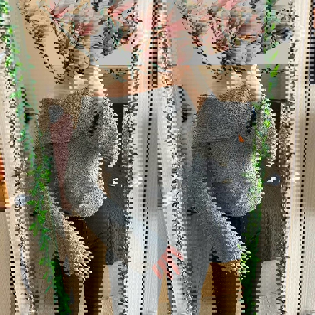 Теплая блузка с открытыми плечами