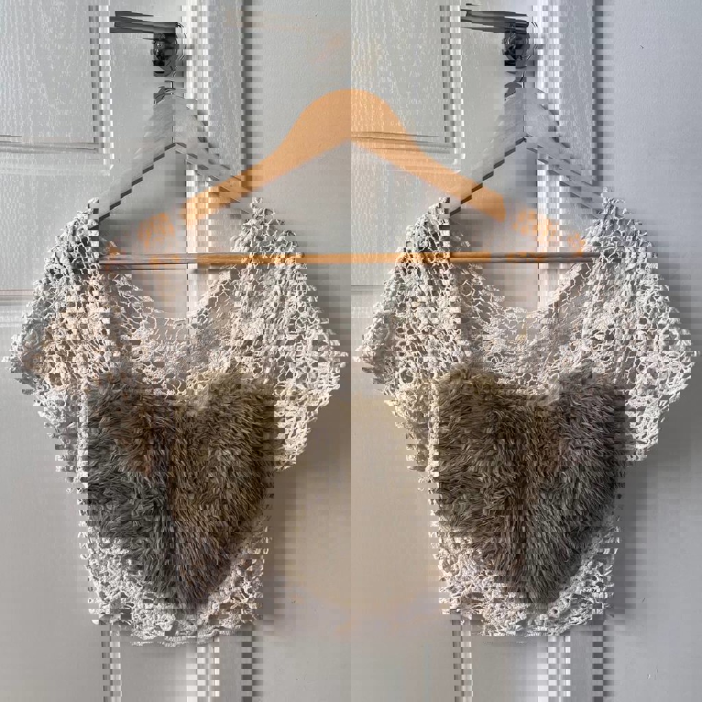 Кружевной топ с меховой вставкой