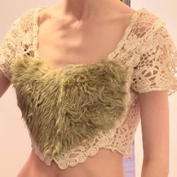 Кружевной топ с меховой вставкой - фото 3