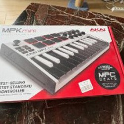 Akai Professional MPC Mini Special Edition (White) - фото 2