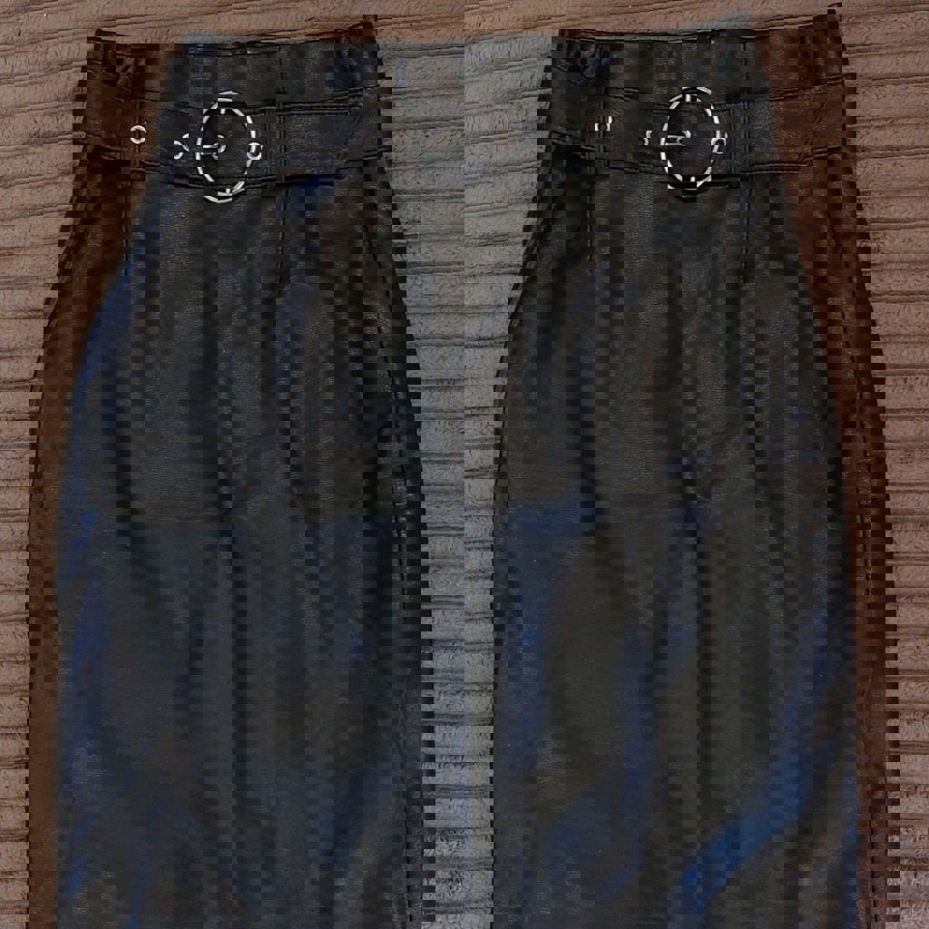 Чёрная юбка из кожзама