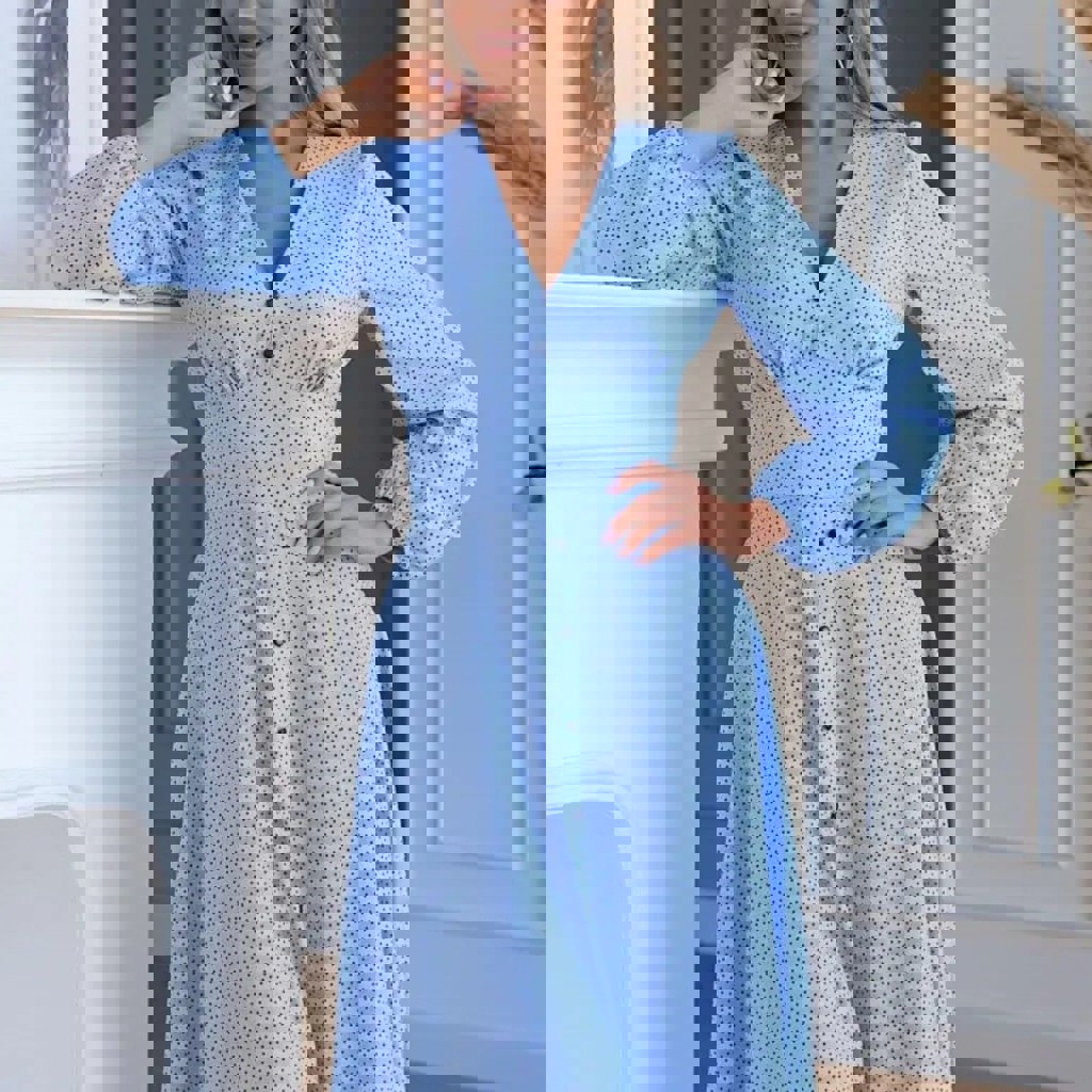 Голубое платье в горошек