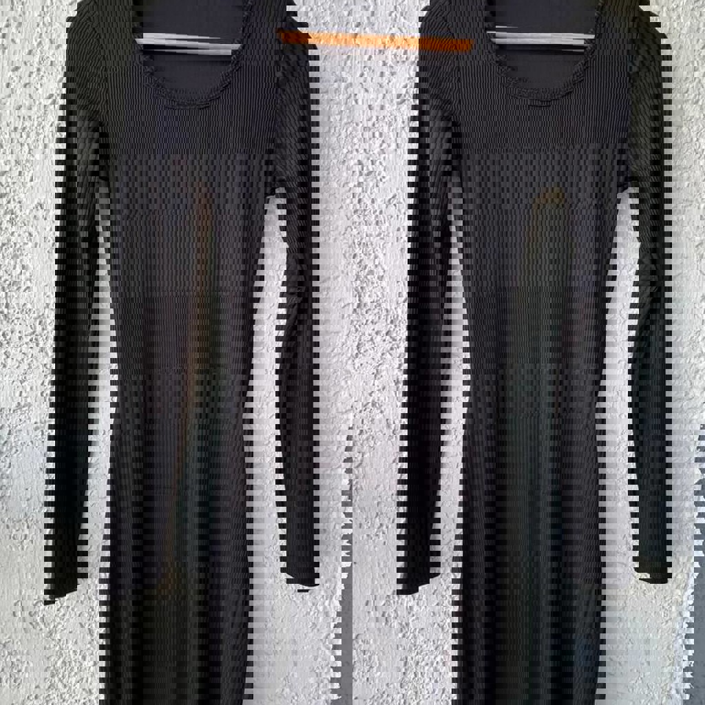 Чёрное облегающее платье