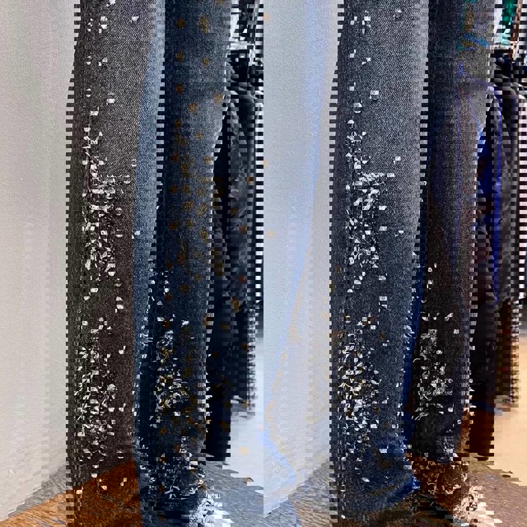 Джинсы, расшитые камнями