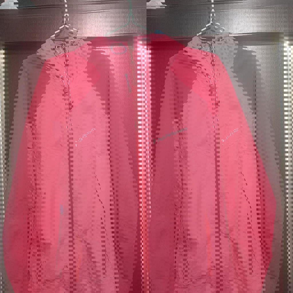 Женская куртка Peak Performance