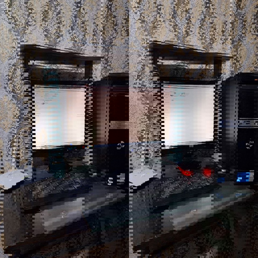 Комплект: компьютер + монитор + стол