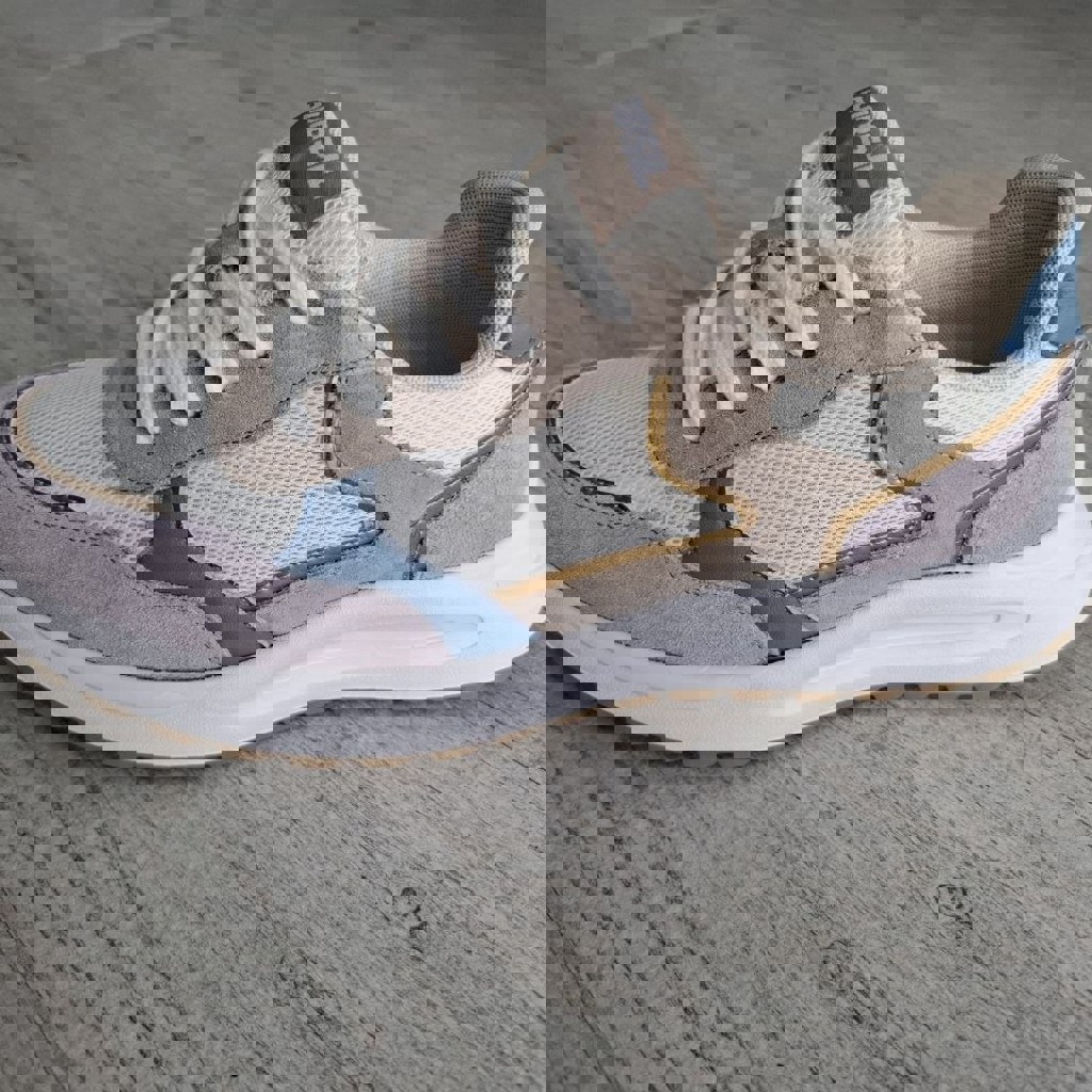 Кроссовки женские