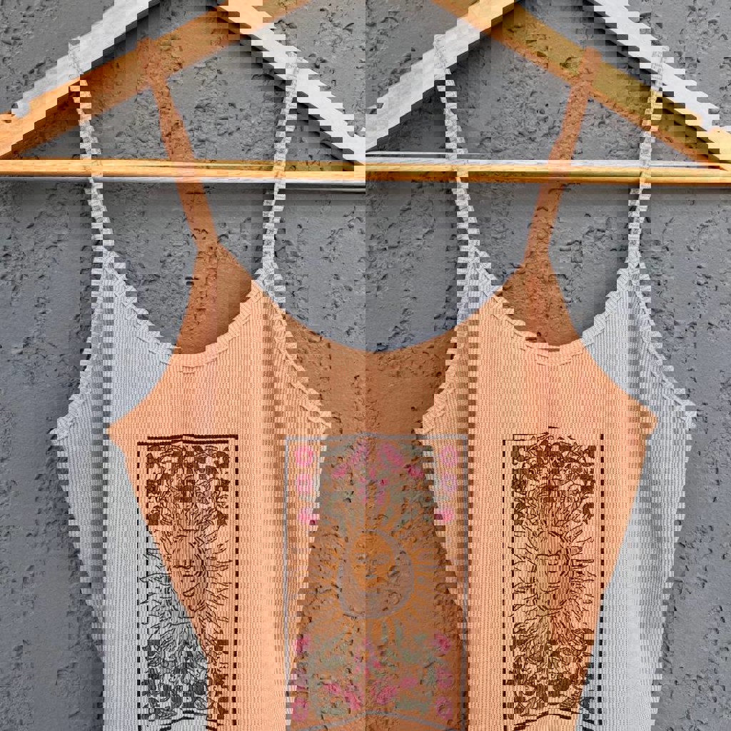 Бежевый топ с принтом солнце и луна