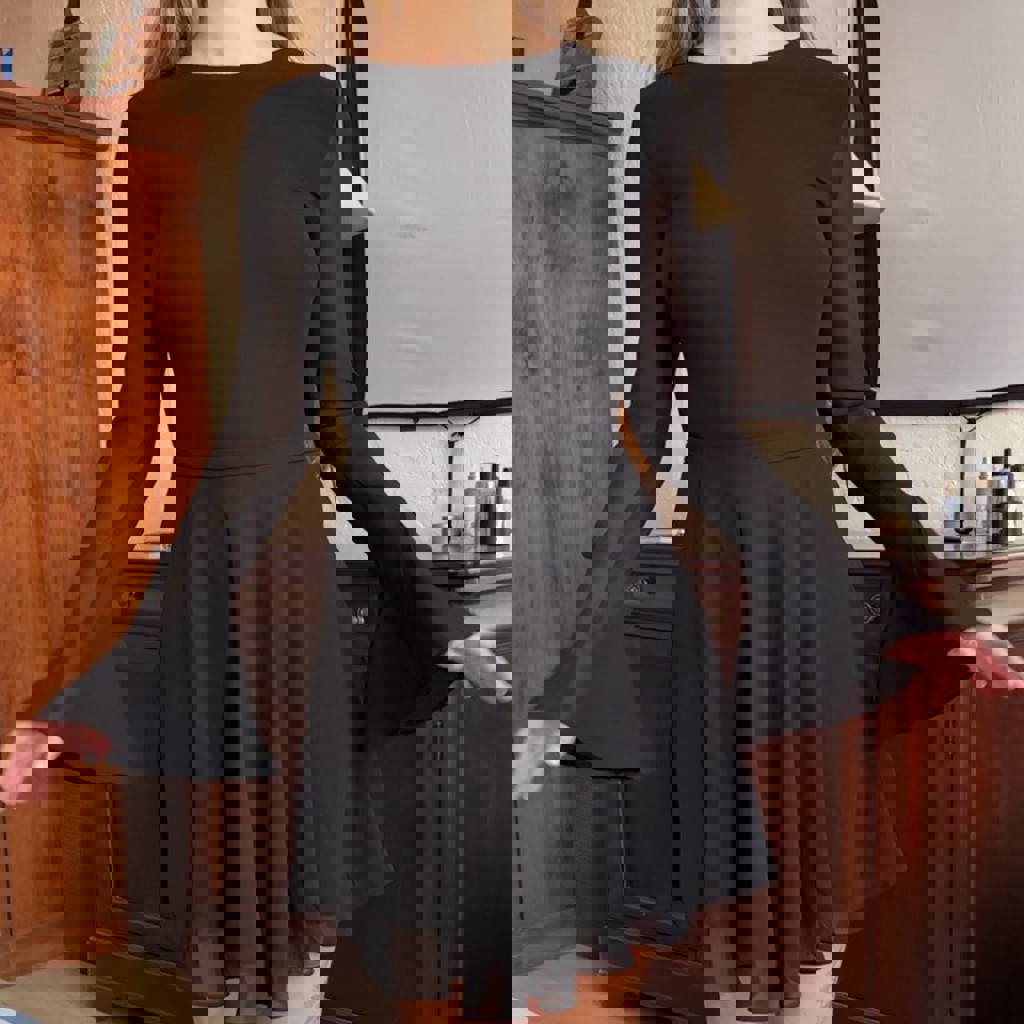 Черное платье с прозрачными рукавами