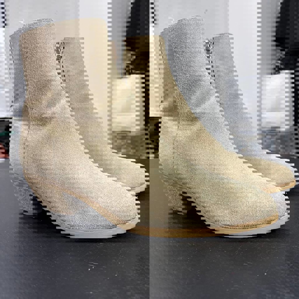 Бежевые замшевые сапоги