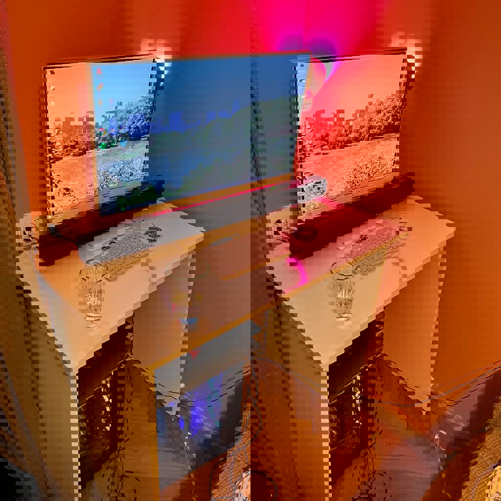 Простой белый стол