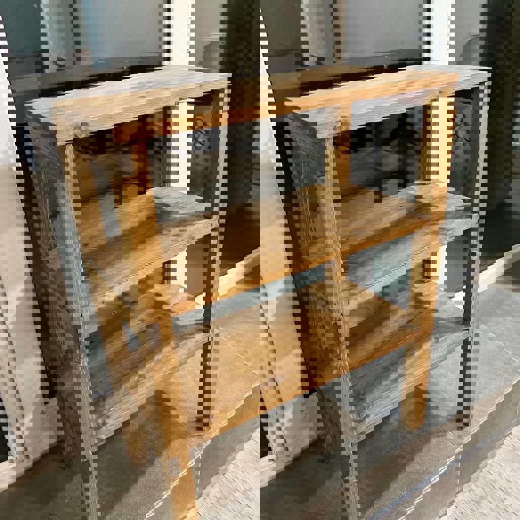 Деревянный стеллаж