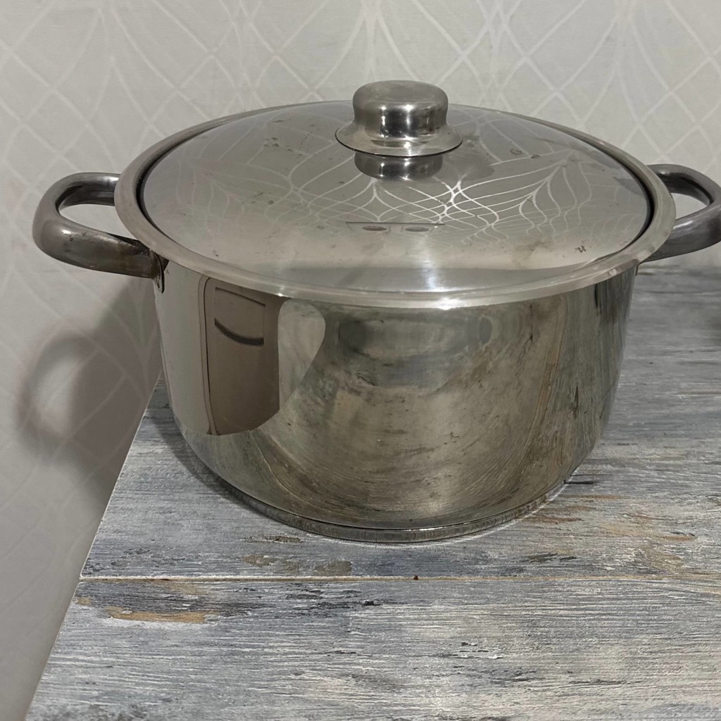 Большая кастрюля с крышкой