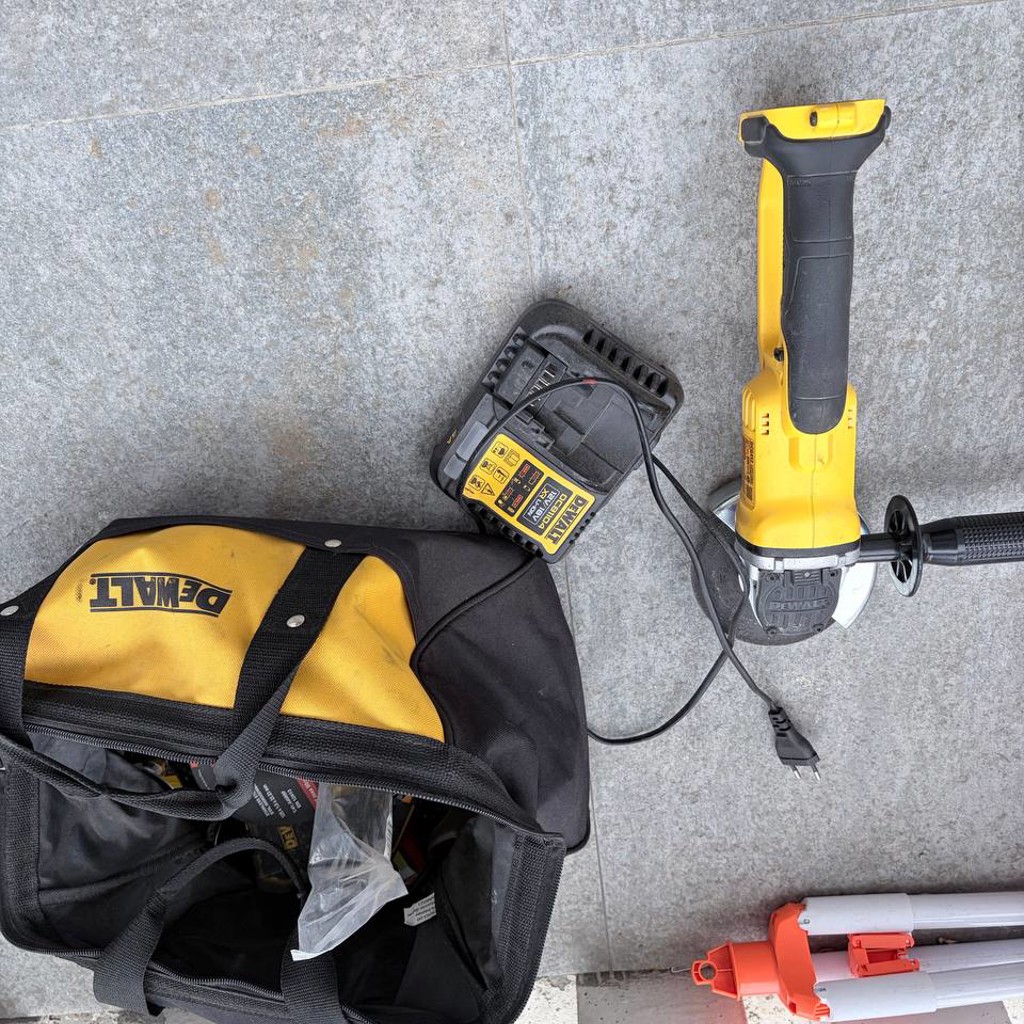 Электроболгарка DeWalt