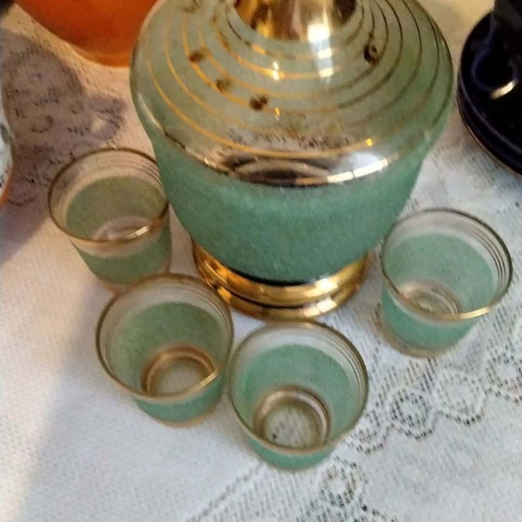 Старинный графин и рюмки