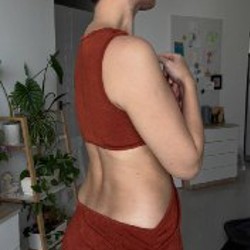 Кирпичное трикотажное платье - фото 2