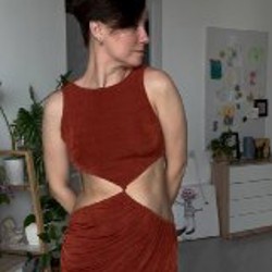 Кирпичное трикотажное платье - фото 3