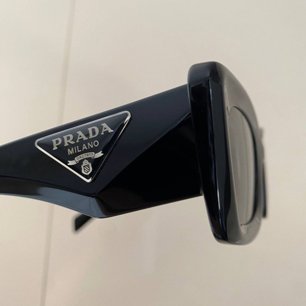 Солнцезащитные очки Prada