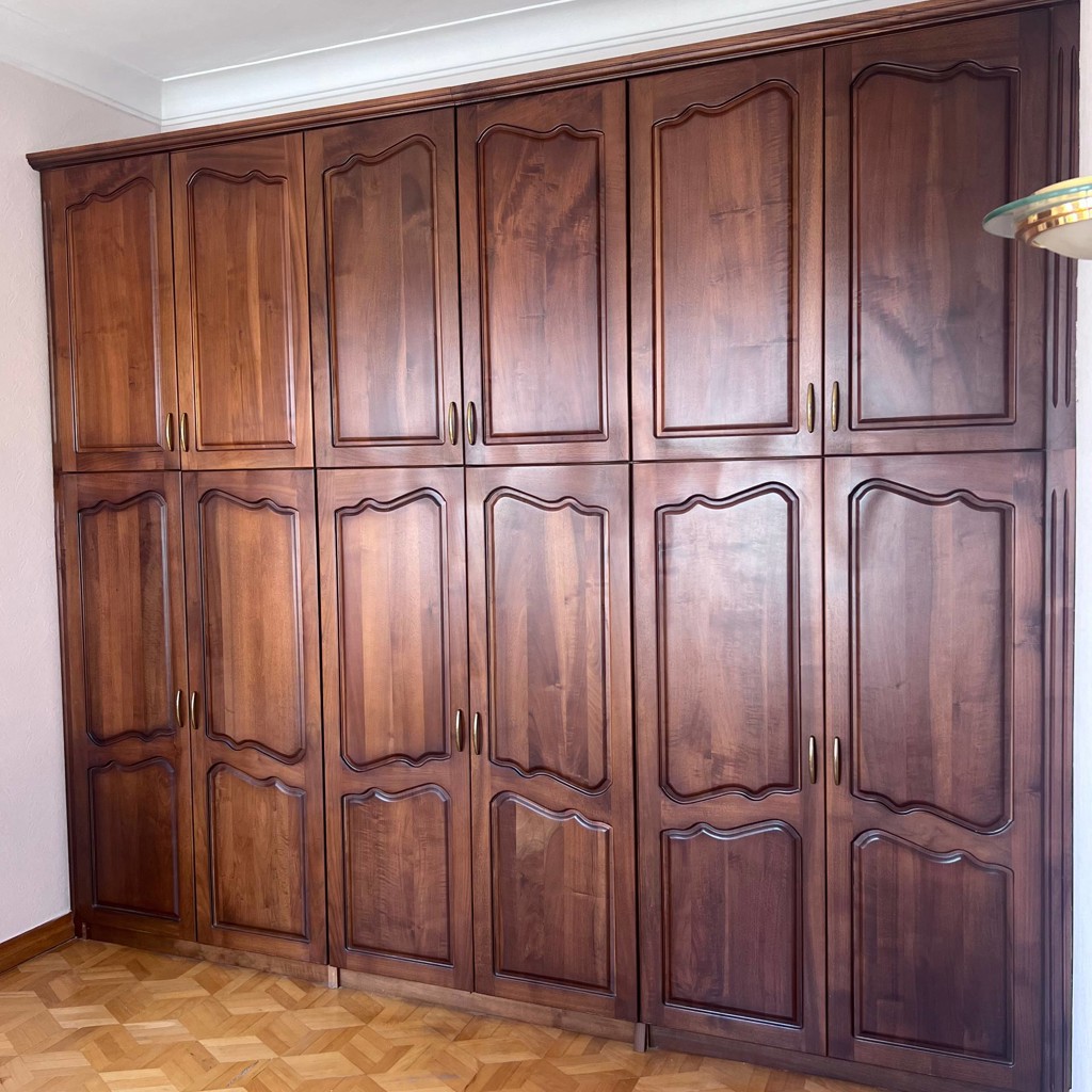 Шкаф из натурального дерева