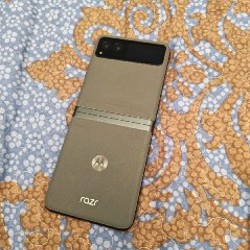 Motorola Razr 2023 - фото 2