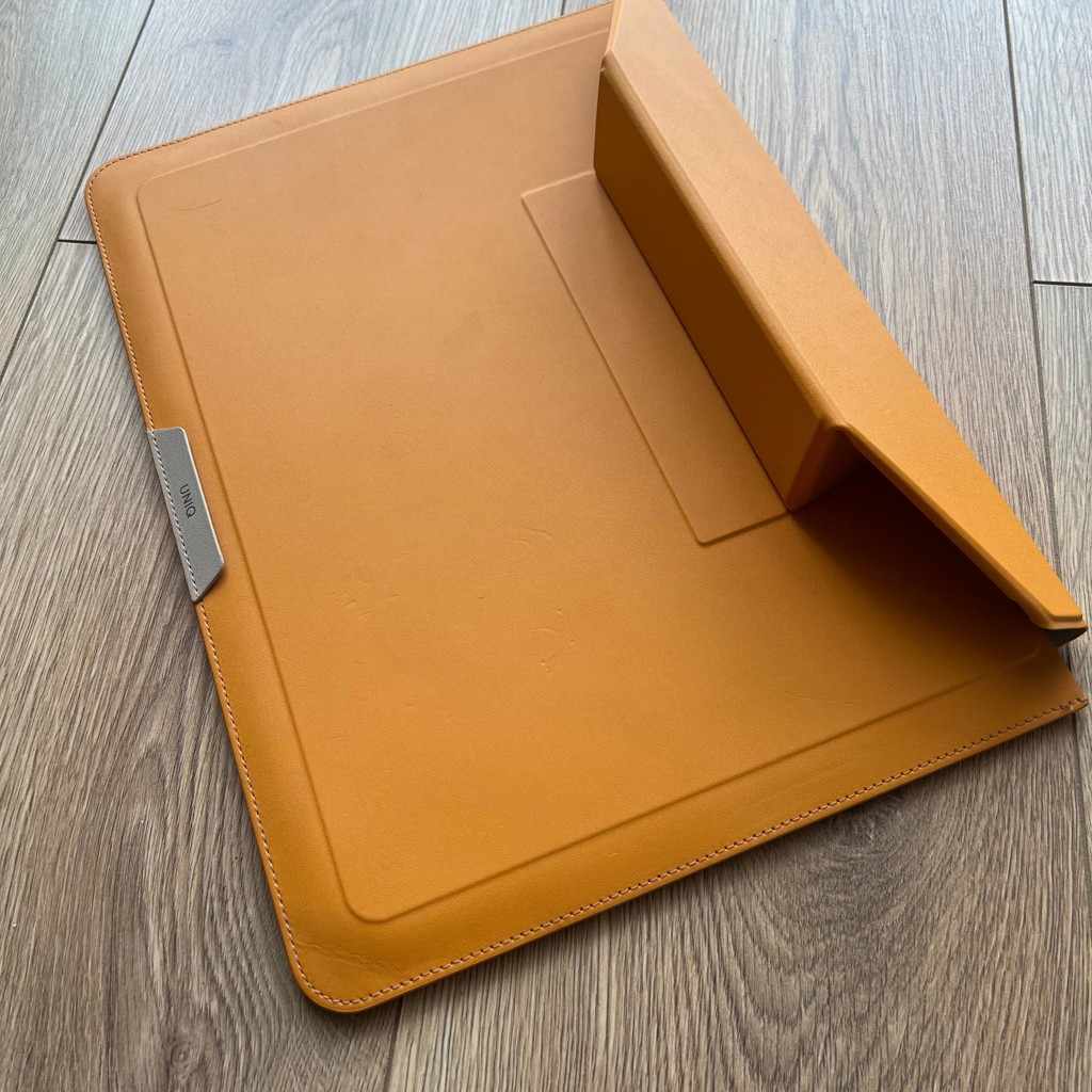UNIQ Oslo foldable laptop sleeve / stand