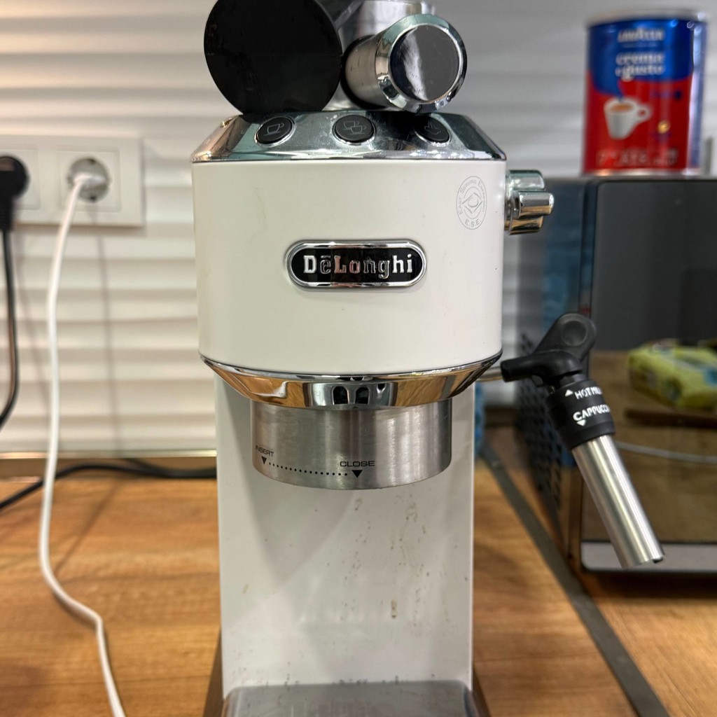 Рожковая кофемашина DeLonghi Dedica EC685.W