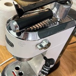 Рожковая кофемашина DeLonghi Dedica EC685.W - фото 2