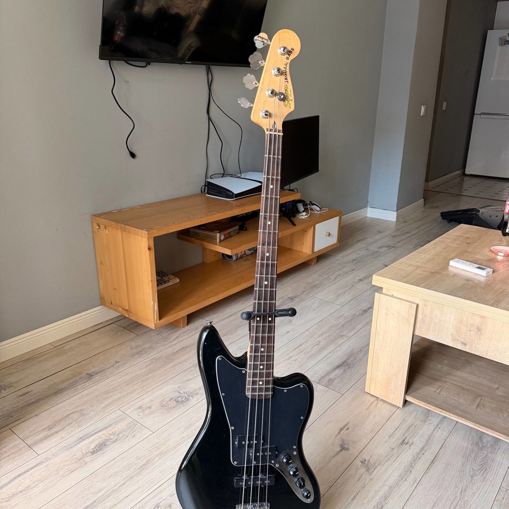 Бас-гитара Squier Jazz Bass