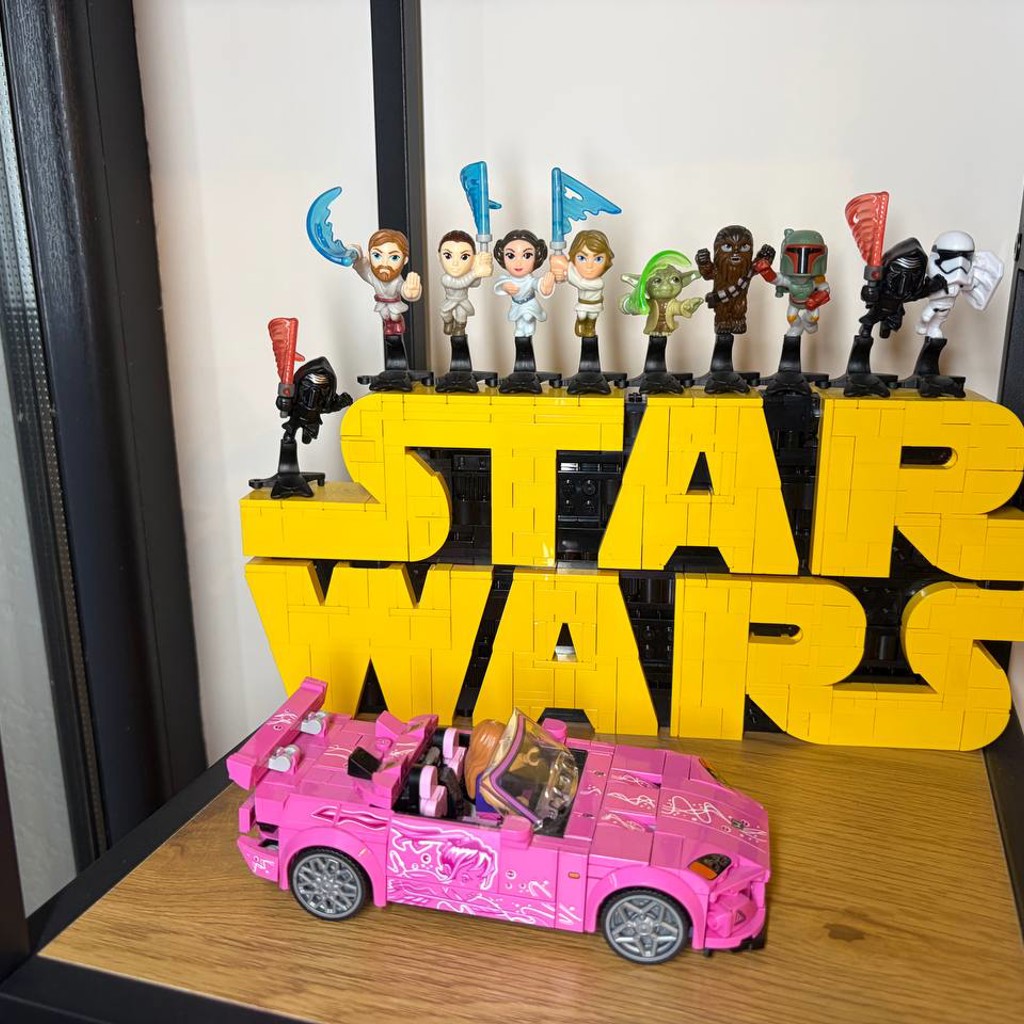 Логотип Star Wars из кубиков LEGO