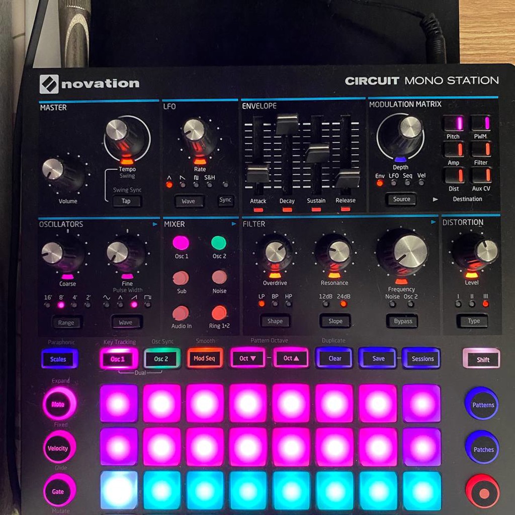Синтезатор Novation Circuit Mono Station