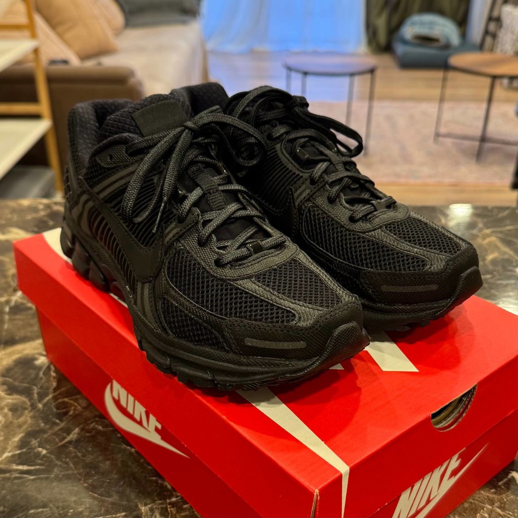 NIKE ZOOM VOMERO 5 SNEAKER