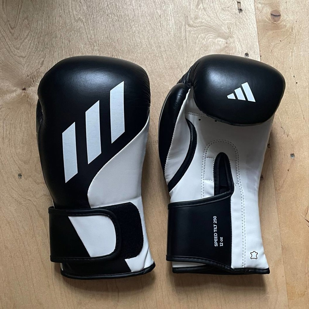 Боксёрские перчатки Adidas