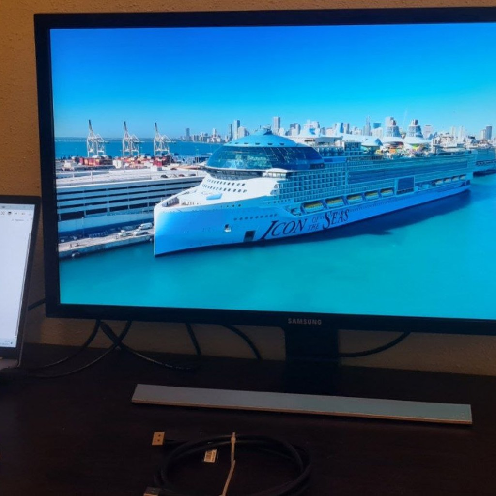 Монитор Samsung U28E590D