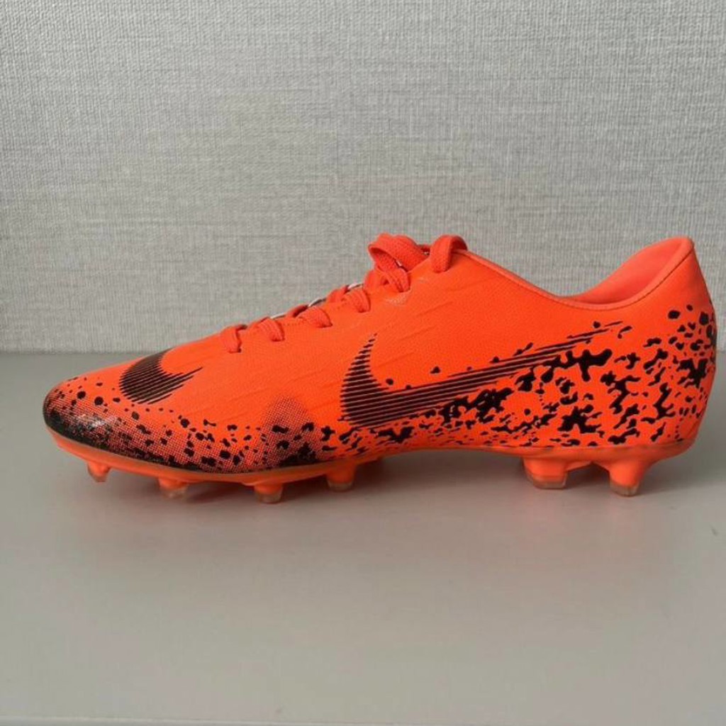 Футбольные бутсы Nike