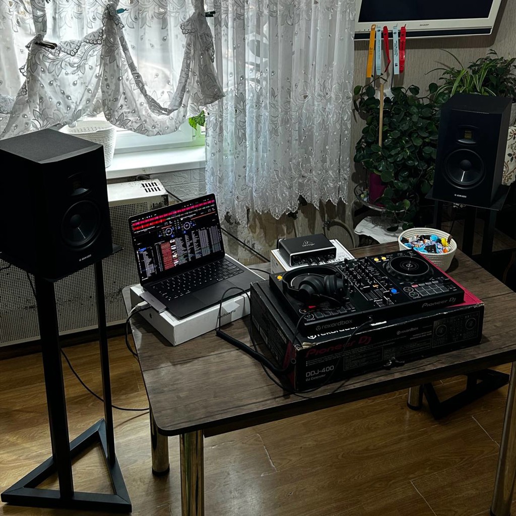 Adam Audio T7-V