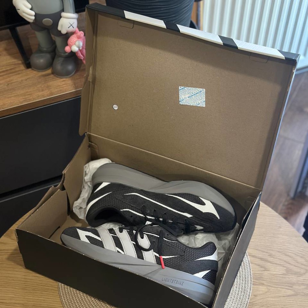 Кроссовки adidas Lightblaze