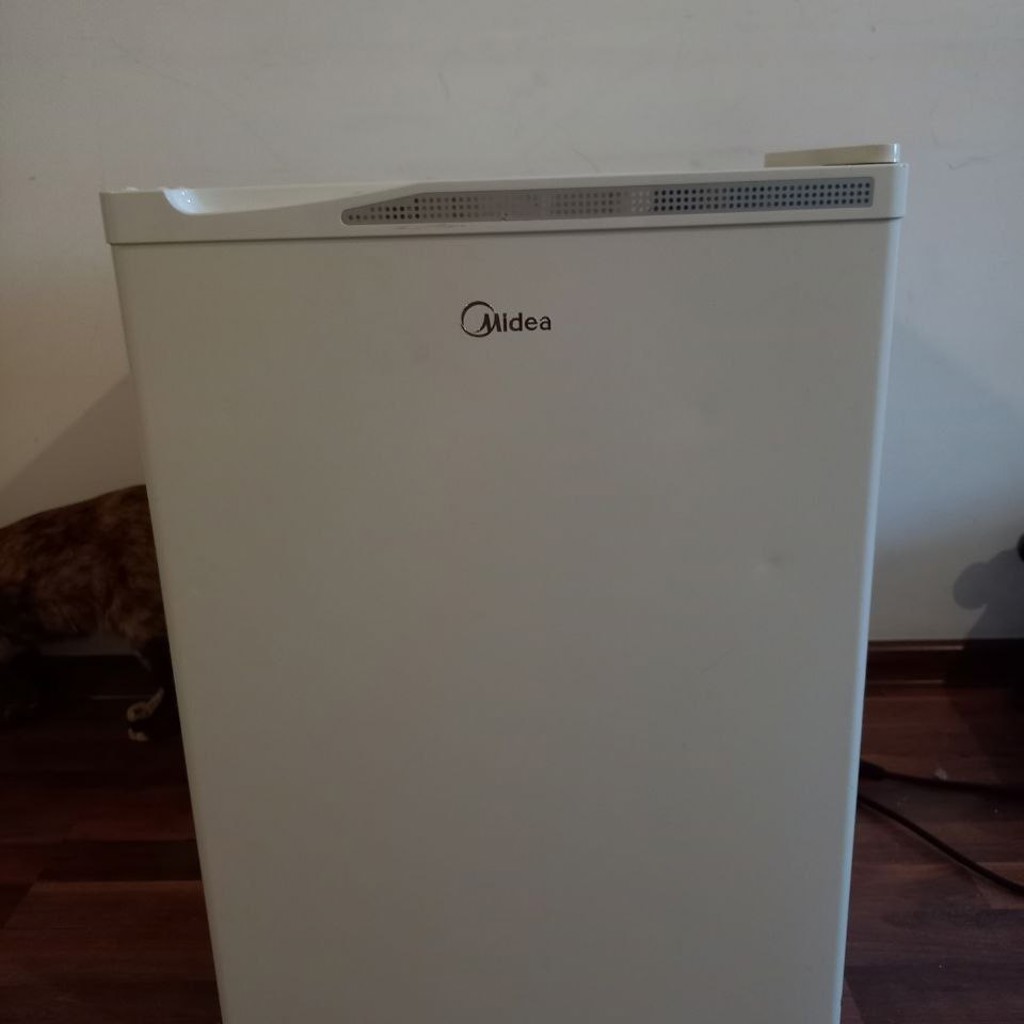 Компактный холодильник Midea с мини-морозилкой