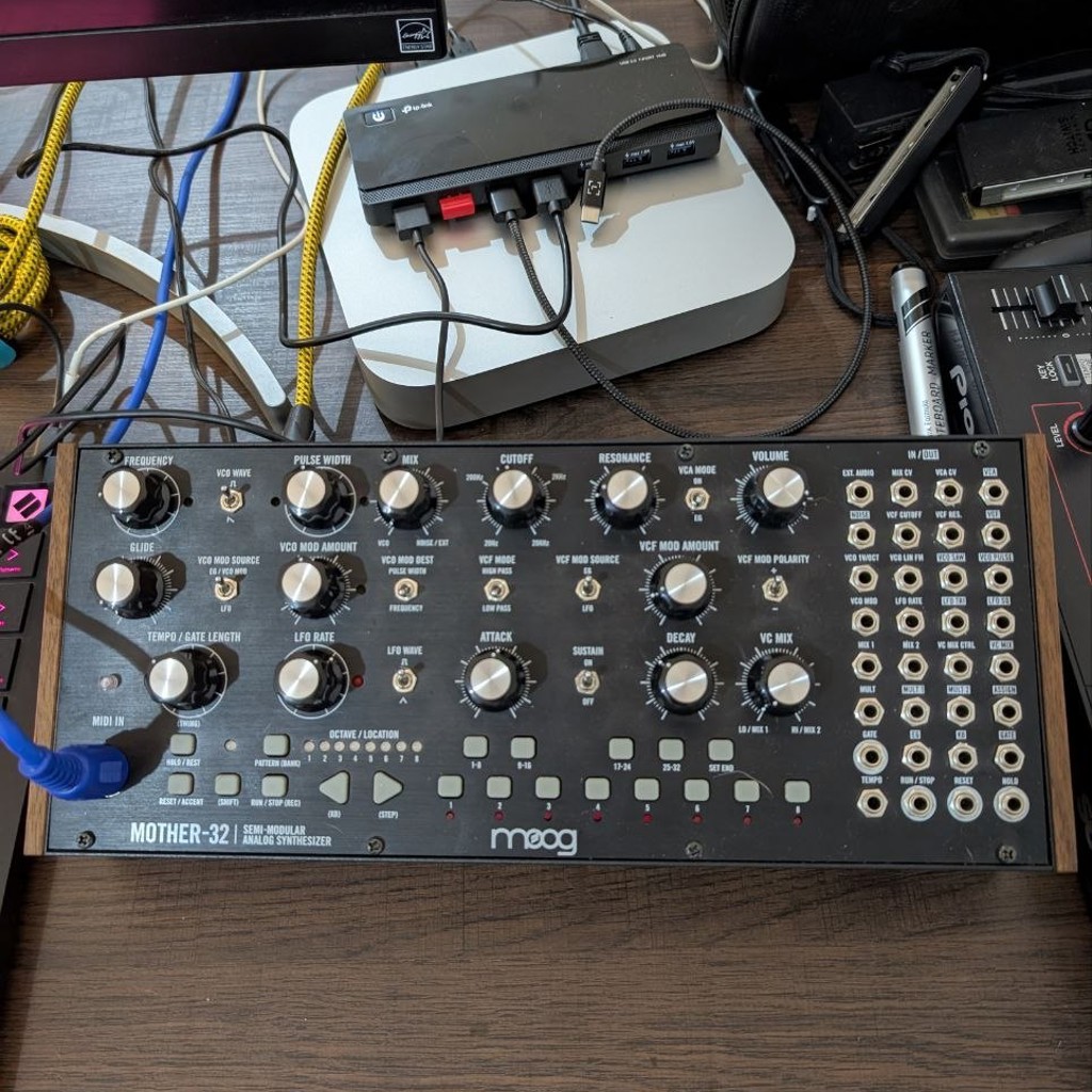 Синтезатор Moog Mother 32