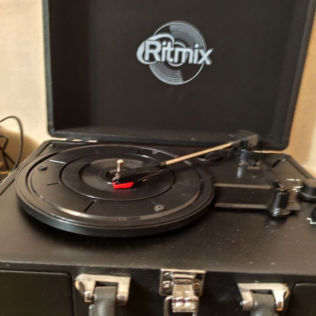 Виниловый проигрыватель Ritmix LP-120B