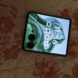 Motorola Razr 50 Ultra - фото 2