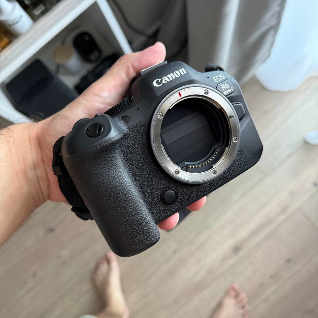 Canon R6 Mark II с объективом