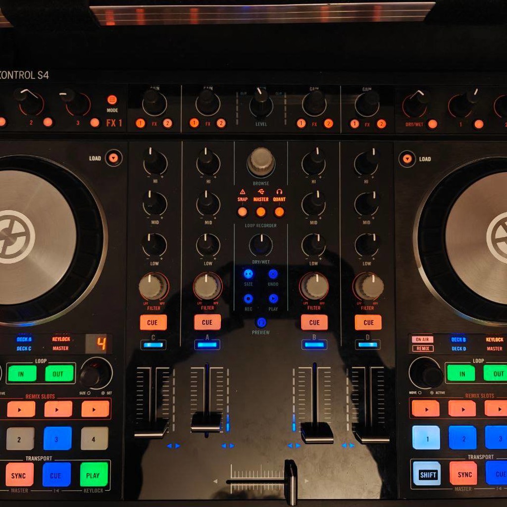 DJ контроллер Native Instruments Traktor S4 mkII