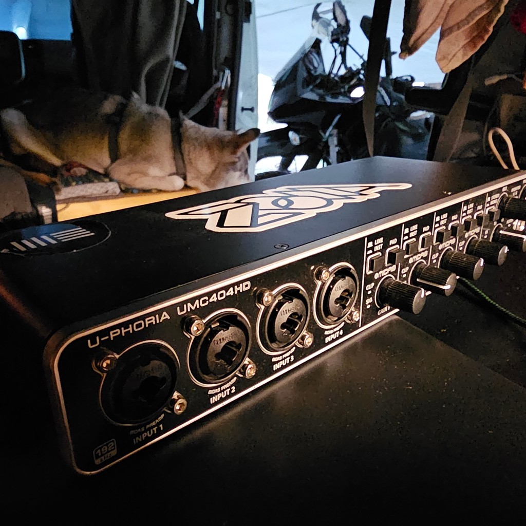 Аудио/MIDI интерфейс Behringer UMC404HD