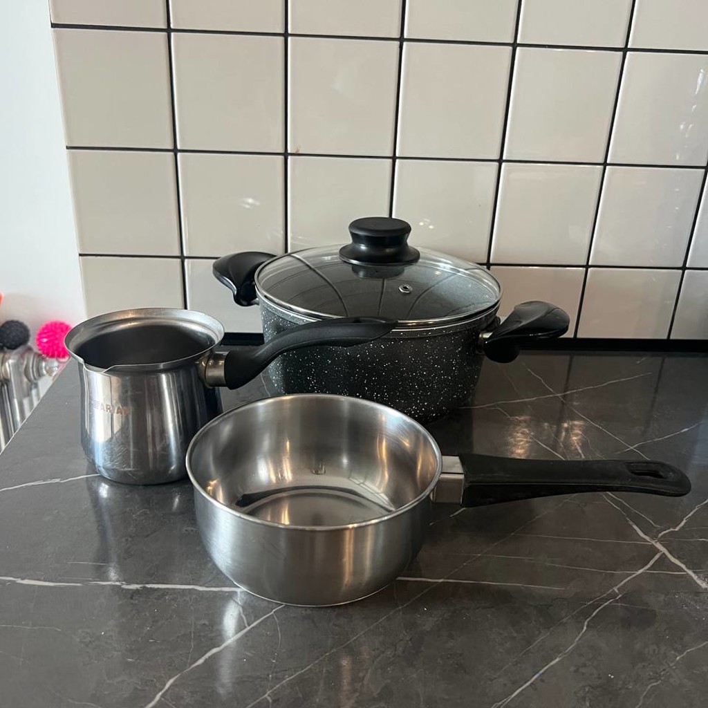 Металлические миски с крышками