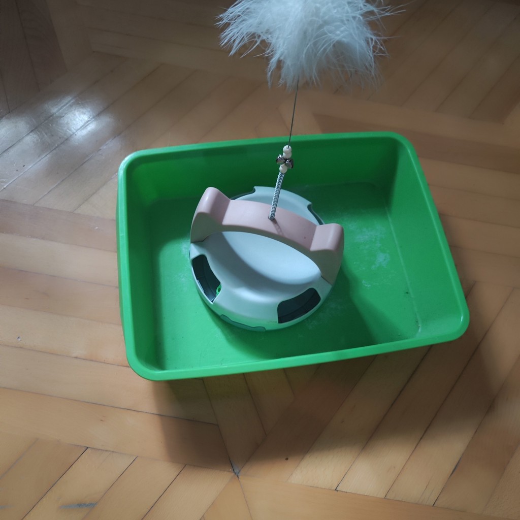 Лоток и игрушка для кошки