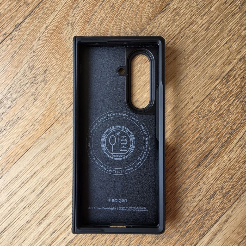 Кейс Spigen Slim Armor Pro